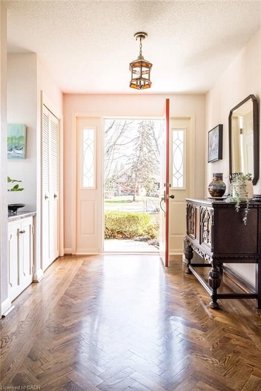 Photo de la propriété:  587 Sharalin Court  ON L7T 2N7 