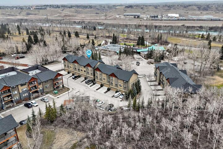 Property Photo:  405 Valley Ridge Manor NW  AB T3B 6C4 