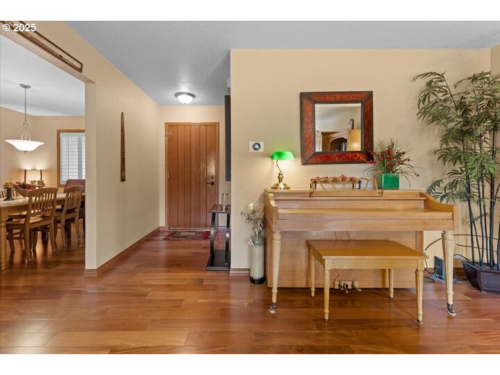 Property Photo:  2104 NE 165th Dr  OR 97230 