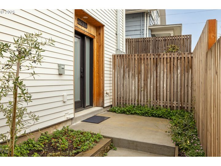 Property Photo: 4635 N Campbell Ave OR 97217