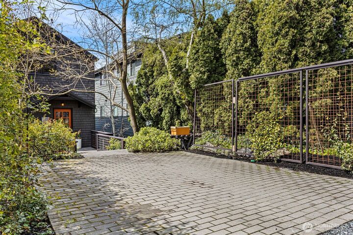 Property Photo:  1524  10th Avenue W  WA 98119 