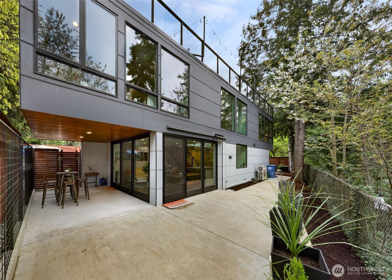 Property Photo:  2424  Federal Avenue E  WA 98102 