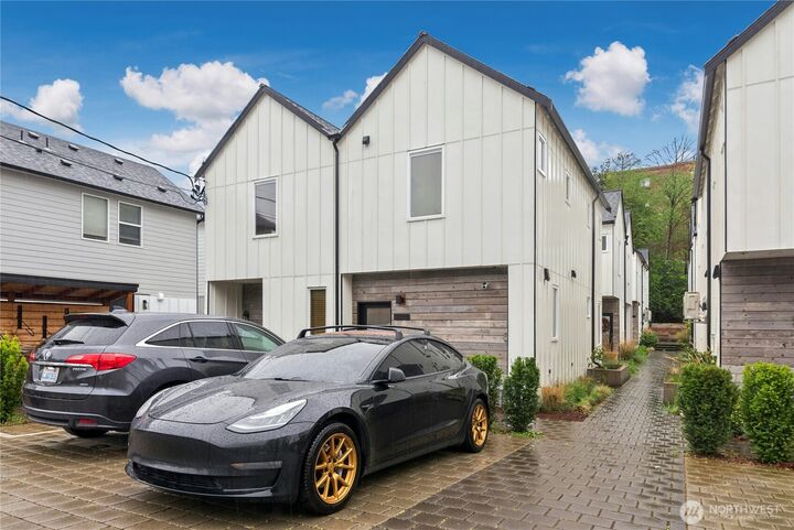 Property Photo:  10354  Wallingford Ave  N B  WA 98133 