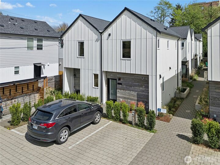 Property Photo:  10354  Wallingford Avenue N B  WA 98133 