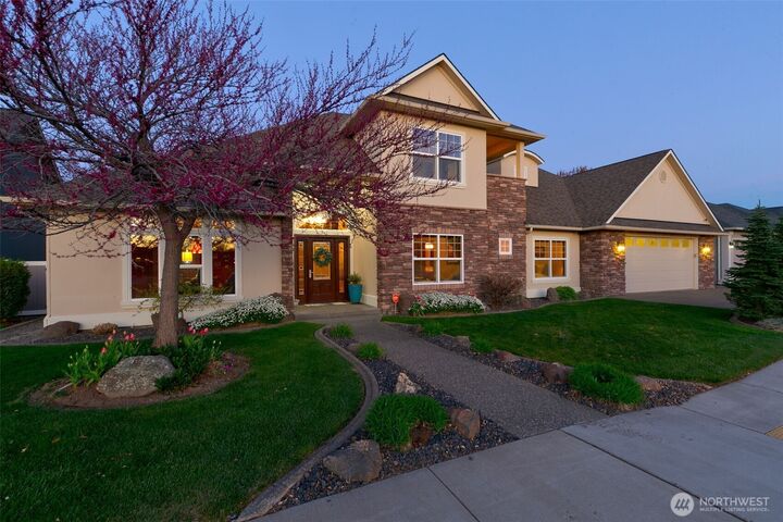 Property Photo:  2205 S 88th Avenue  WA 98903 