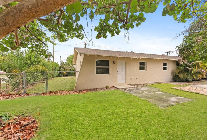 Property Photo:  821 Northview Drive  FL 33458 