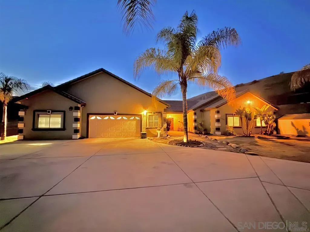 Property Photo:  1804 Vista De La Montana  CA 92019 