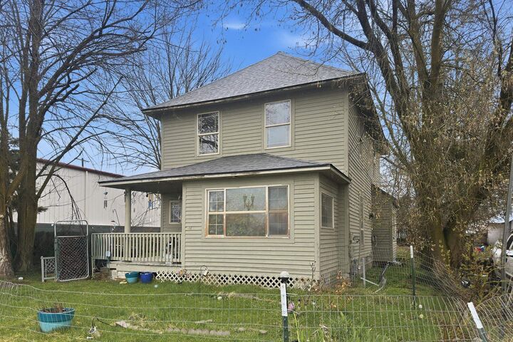 Property Photo:  481 S Wynne St  WA 99114 