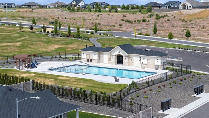 Property Photo:  654 Lazio Way  WA 99352 