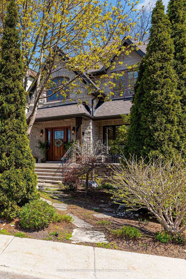 Property Photo: 31 Maple Avenue N ON L5H 2R9