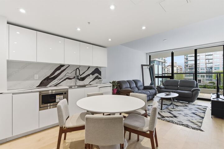 135 E 13th Street 410 — photo 1