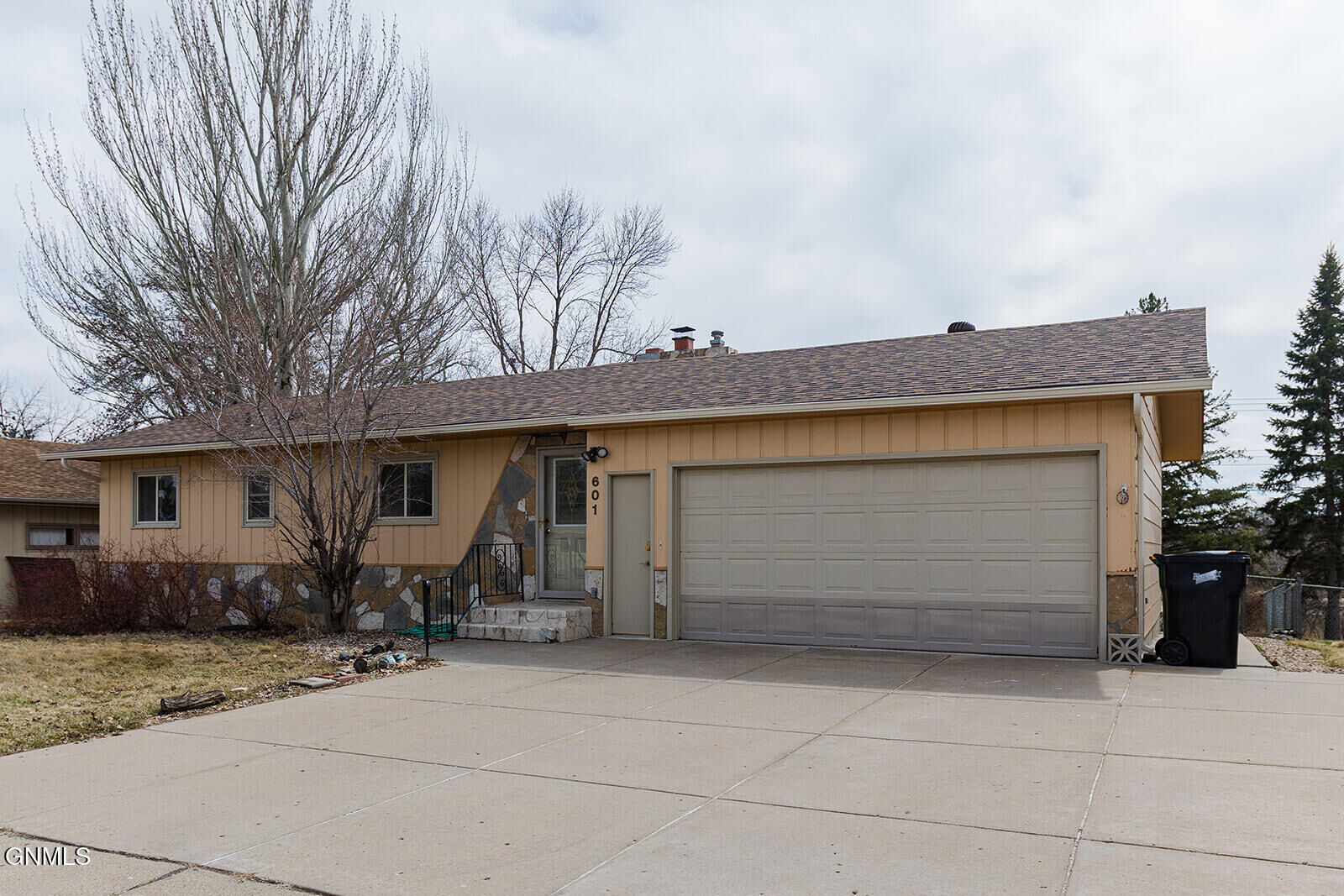 Property Photo:  601 Interstate Avenue  ND 58503 