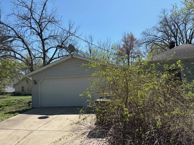 Property Photo:  922 6th Ave  IA 52240-6461 