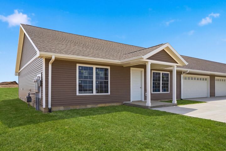 Property Photo:  1303 Joe'S Circle  IA 52057 