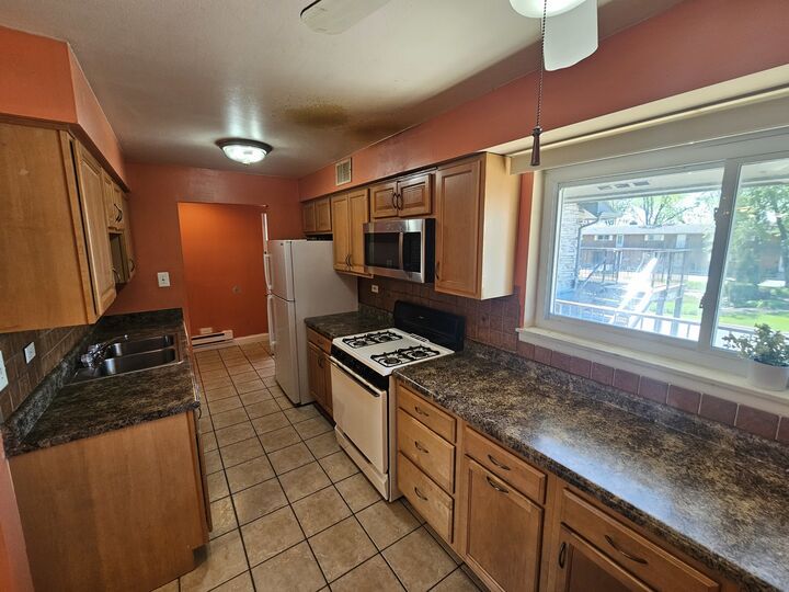 Property Photo: 1910 W Hatherleigh Court 2E IL 60056