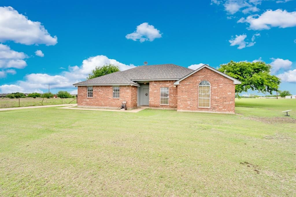 Property Photo:  1511 N Mockingbird Lane  TX 76065 