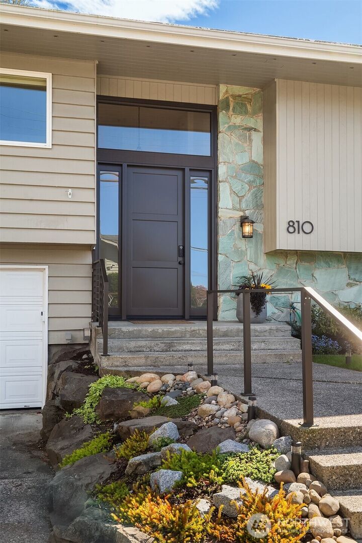 Property Photo:  810  Walnut Street  WA 98020 