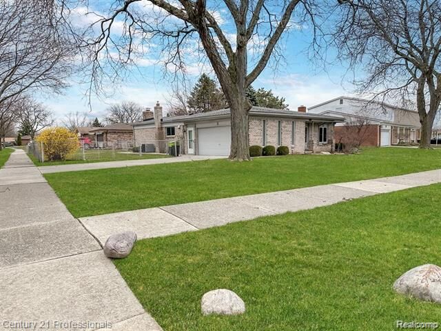 Property Photo:  3007 Warrington Drive  MI 48310 