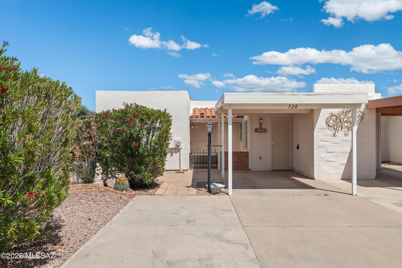 Property Photo:  320 N Calle Del Lago  AZ 85614 