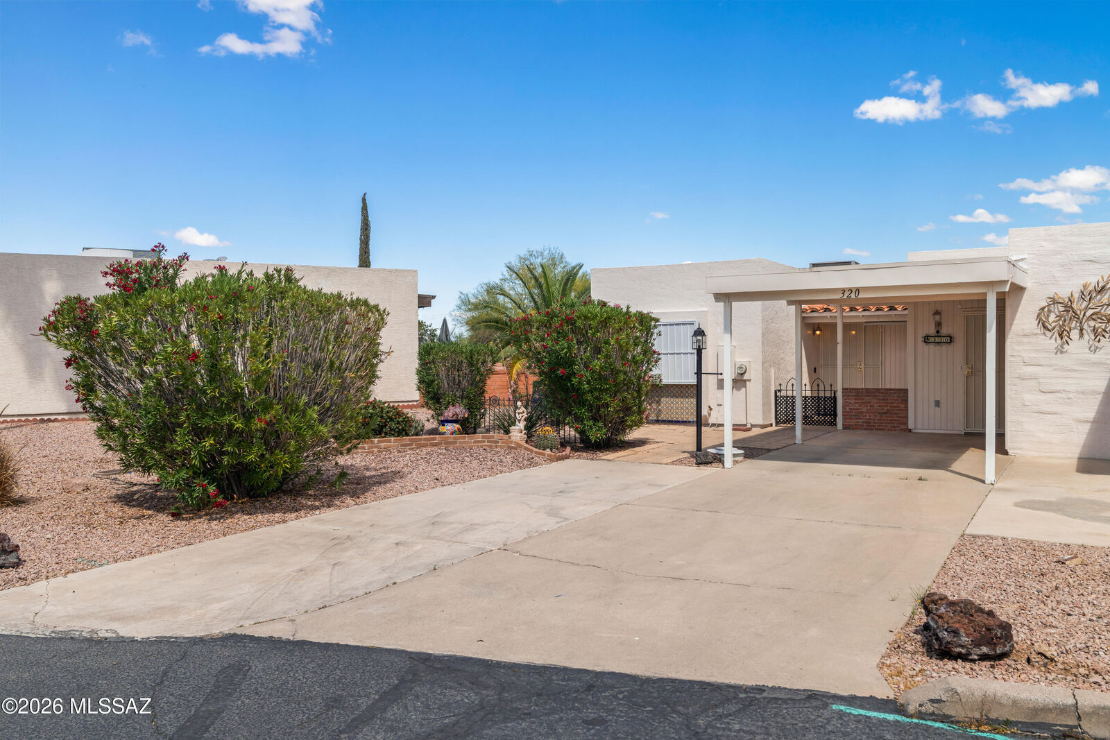 Property Photo: 320 N Calle Del Lago AZ 85614