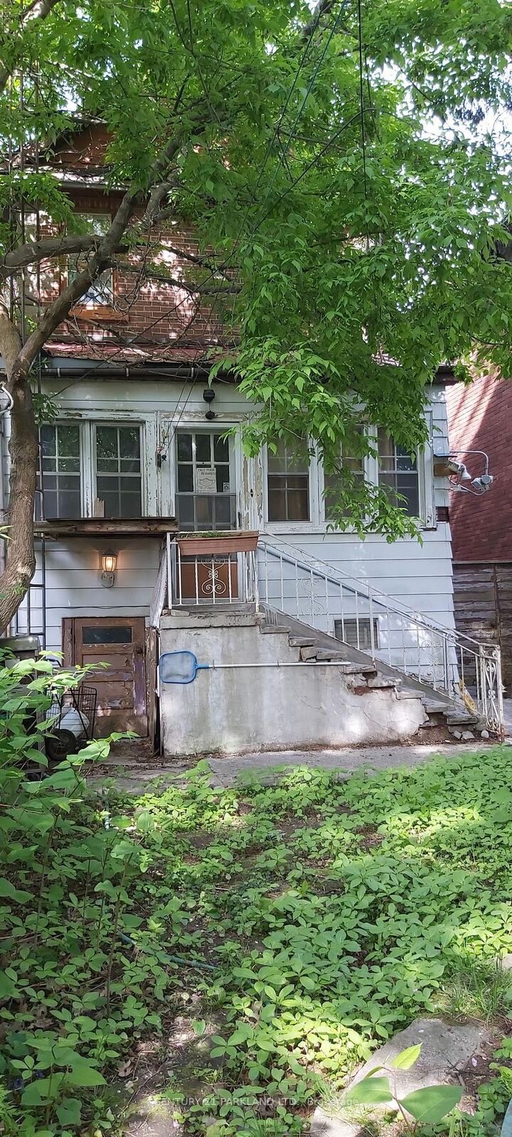 Property Photo: 74 Kenilworth Avenue ON M4L 3S5