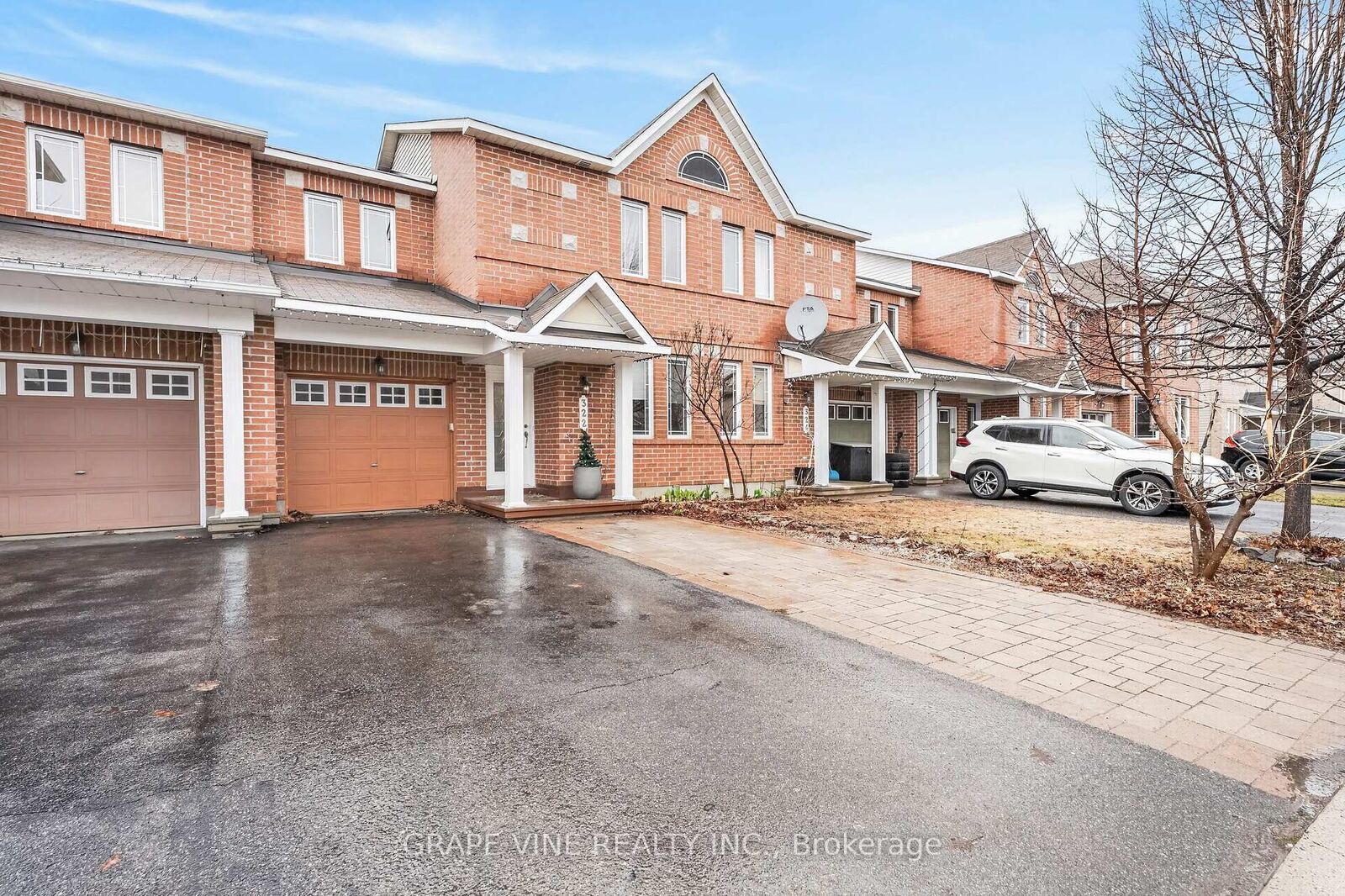 Property Photo: 322 Foxridge Way ON K2J 0V7