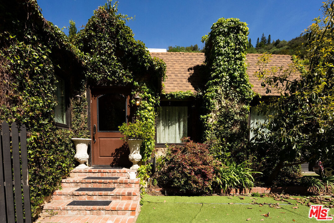 Property Photo:  1318 N Beverly Glen Blvd  CA 90077 