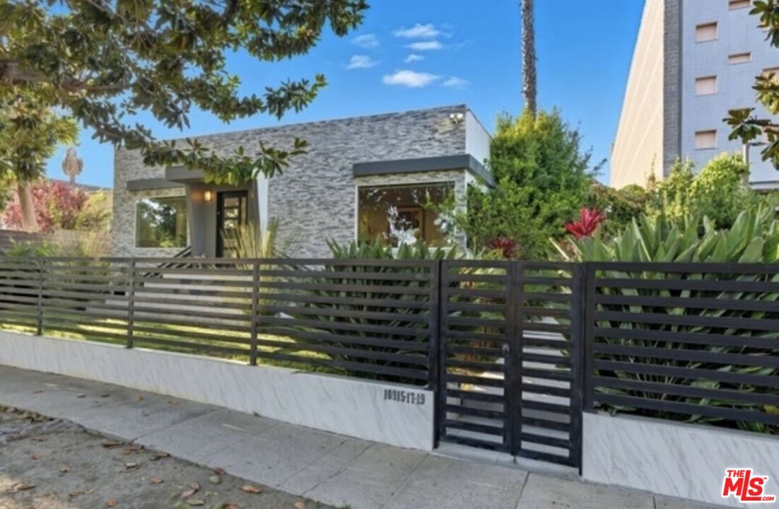 Property Photo:  10915 Ayres Ave  CA 90064 