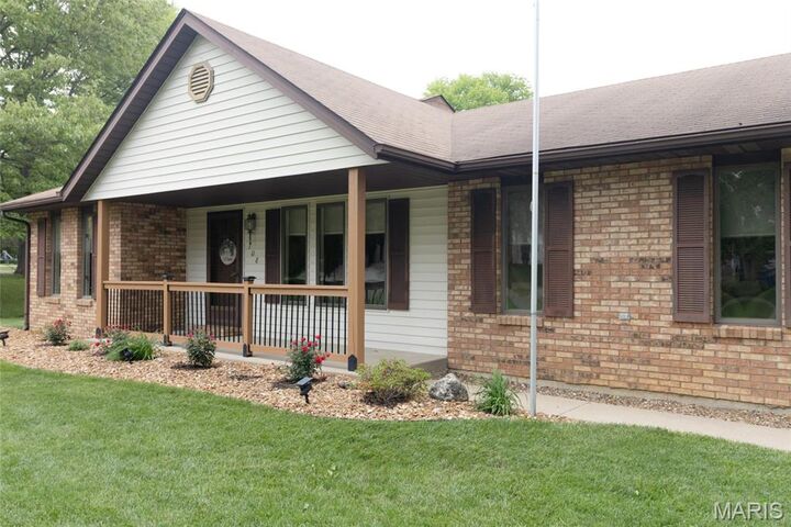 Property Photo: 708 Riviera Circle IL 62025