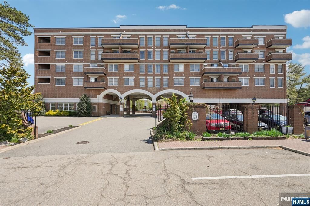 Property Photo:  44 Iron Forge Square 44  NJ 07442 