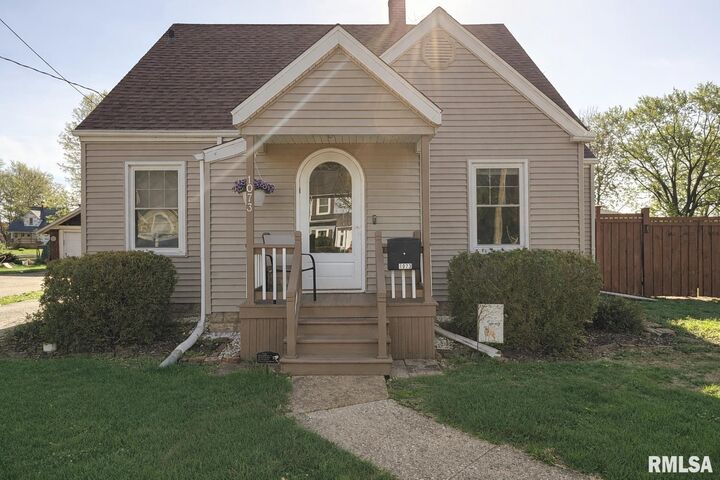 Property Photo:  1073 Jefferson Street  IL 61401 