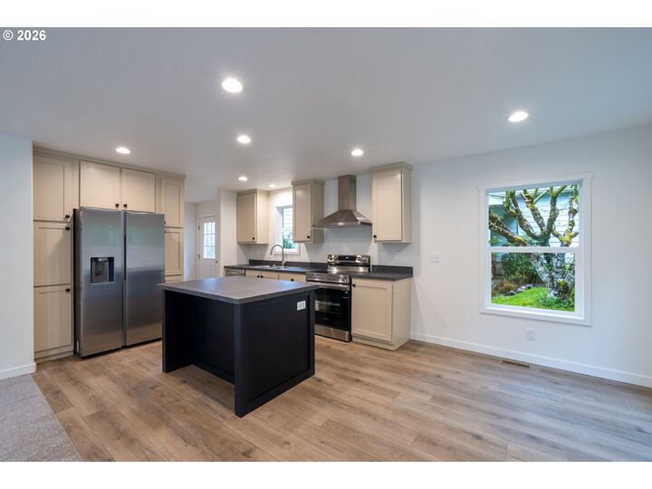 Property Photo:  1530 4th St  OR 97147 