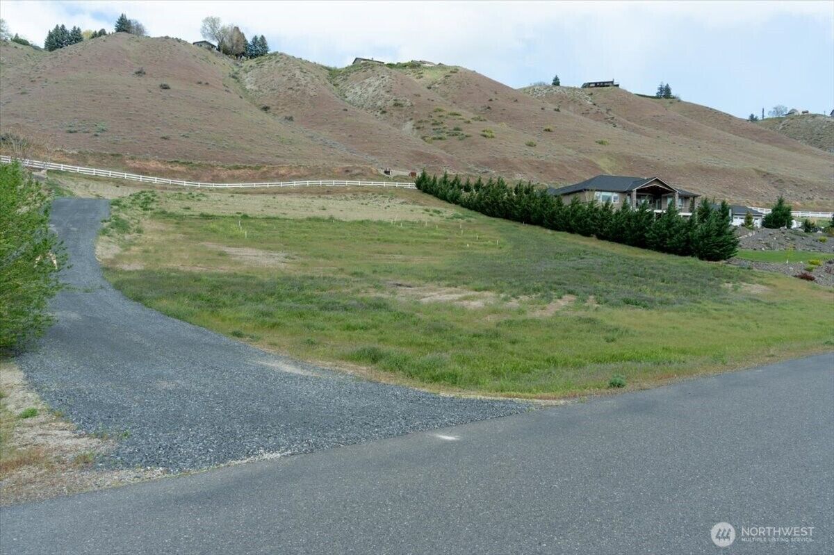 Property Photo:  3085  Martin Place  WA 98802 