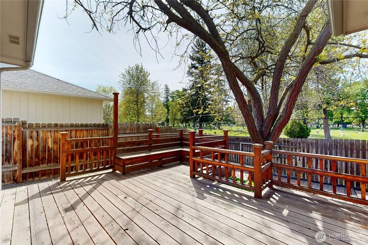 Property Photo:  32  Parkwood Circle  WA 99362 