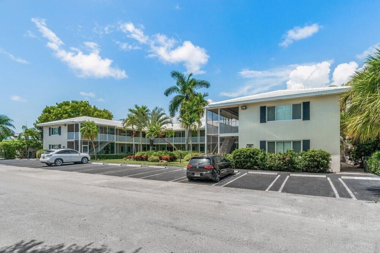 Property Photo:  426 NE 7th Avenue 2B  FL 33483 