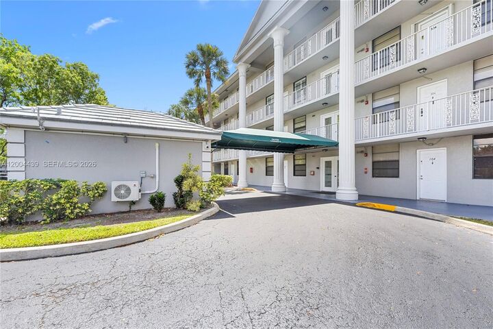 Property Photo:  1524 Whitehall Dr 405  FL 33324 