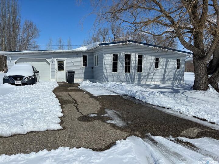 Property Photo: 720 Maple Drive SK S0A 0X0