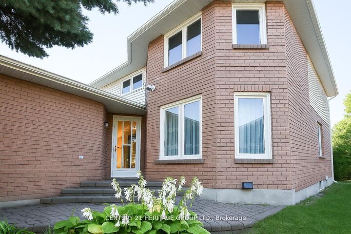 Photo de la propriété:  824 Thornton Road N  ON L1J 7N2 