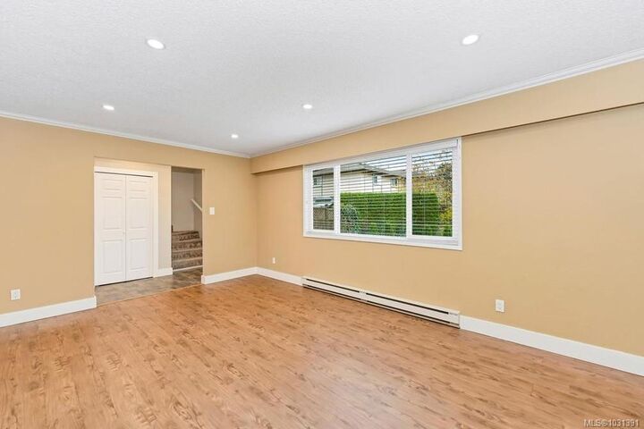 Property Photo: 1945 Lisnoe Ave 4 BC V8M 1T2