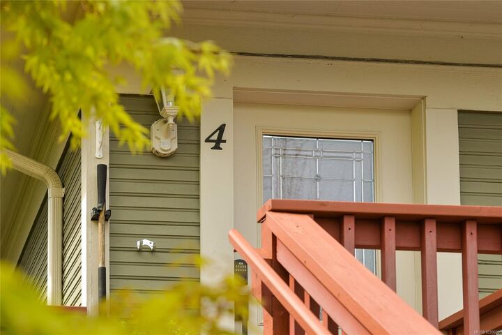Property Photo: 2109 Chambers St 4 BC V8T 3L1