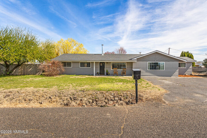 Property Photo:  1901 S 47th Ave  WA 98903 