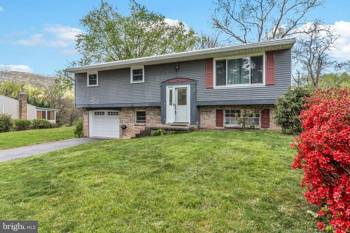 Property Photo:  832 Stoney Creek Drive  PA 17018 