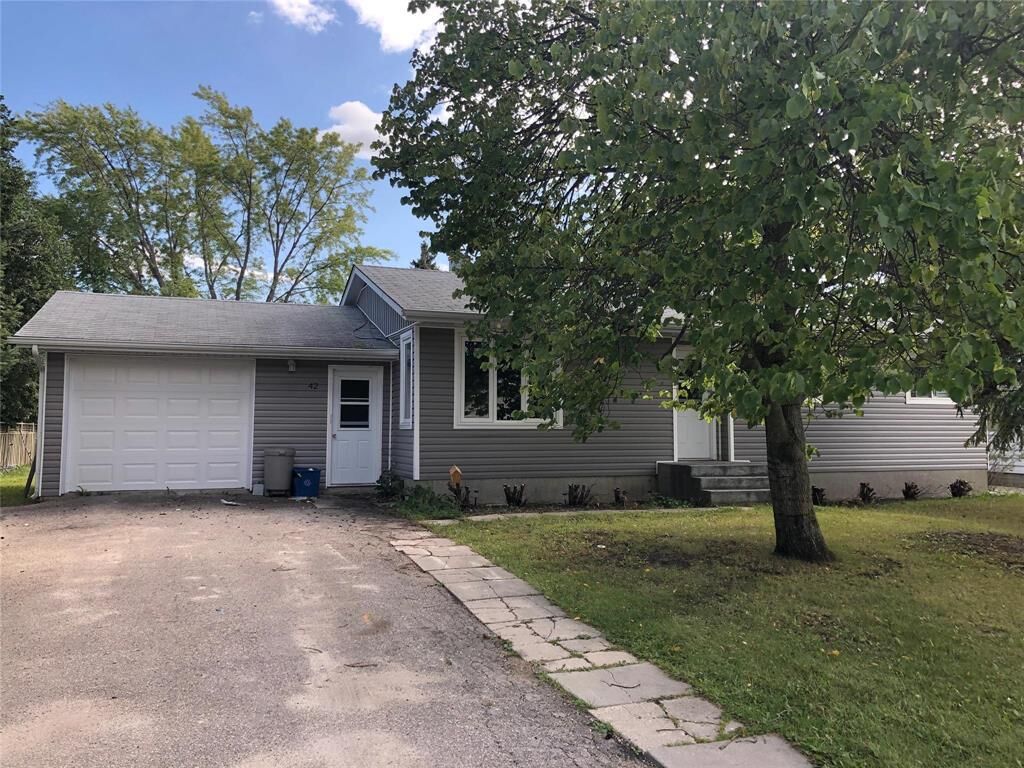 Property Photo:  42 Oak Crescent  MB R3G 0T3 
