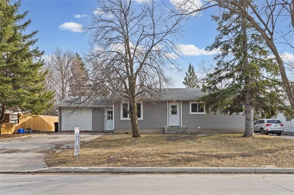 Property Photo:  42 Oak Crescent  MB R3G 0T3 