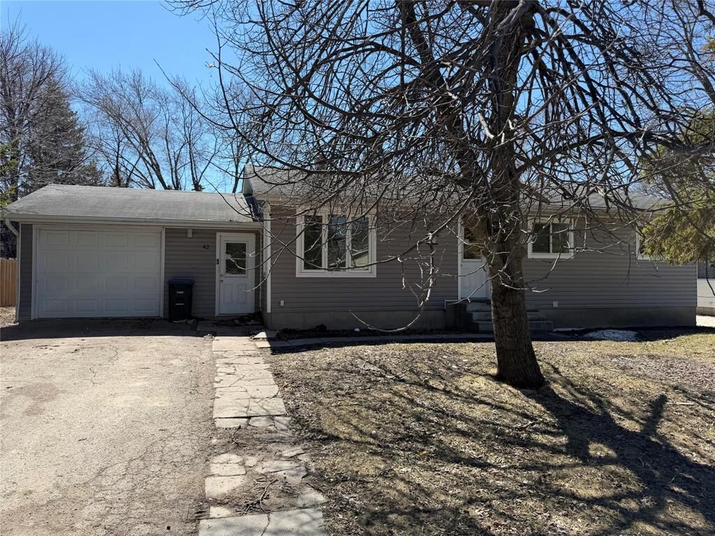 Property Photo:  42 Oak Crescent  MB R3G 0T3 