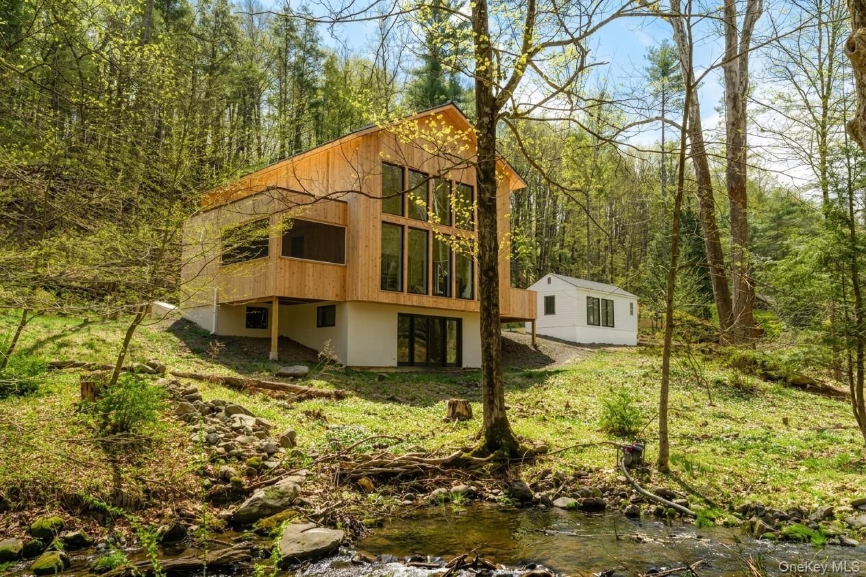 Property Photo:  332 Mohonk Road  NY 12440 