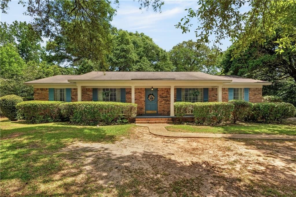 Property Photo: 2021 Maryknoll Court AL 36695