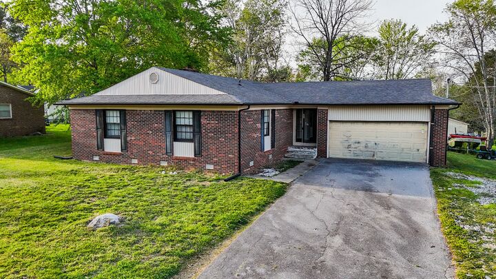 Property Photo:  206 Hilltop Dr  TN 37160 