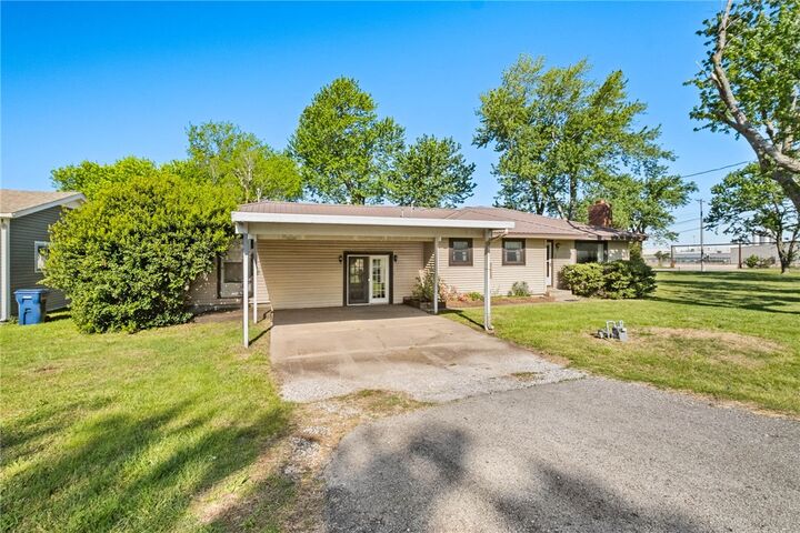 Property Photo:  2204 Lincoln Street  AR 72761 