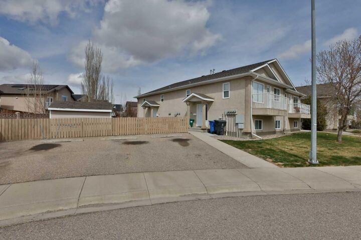 Property Photo: 47 Highlands Place W AB T1J 4Y3
